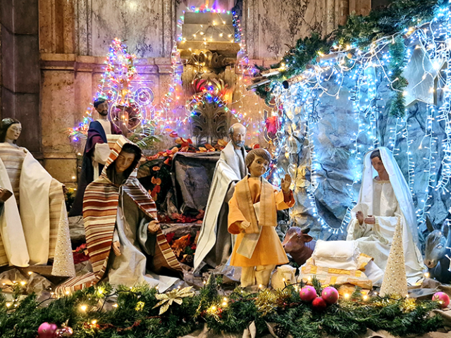 Procession des enfants qui apportent l&rsquo;Enfant-Jésus à la crèche